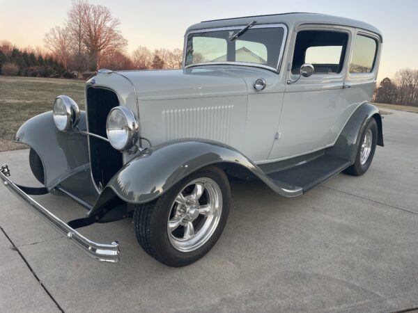 1932 Ford Tudor Street Rod / 700 Miles TMU